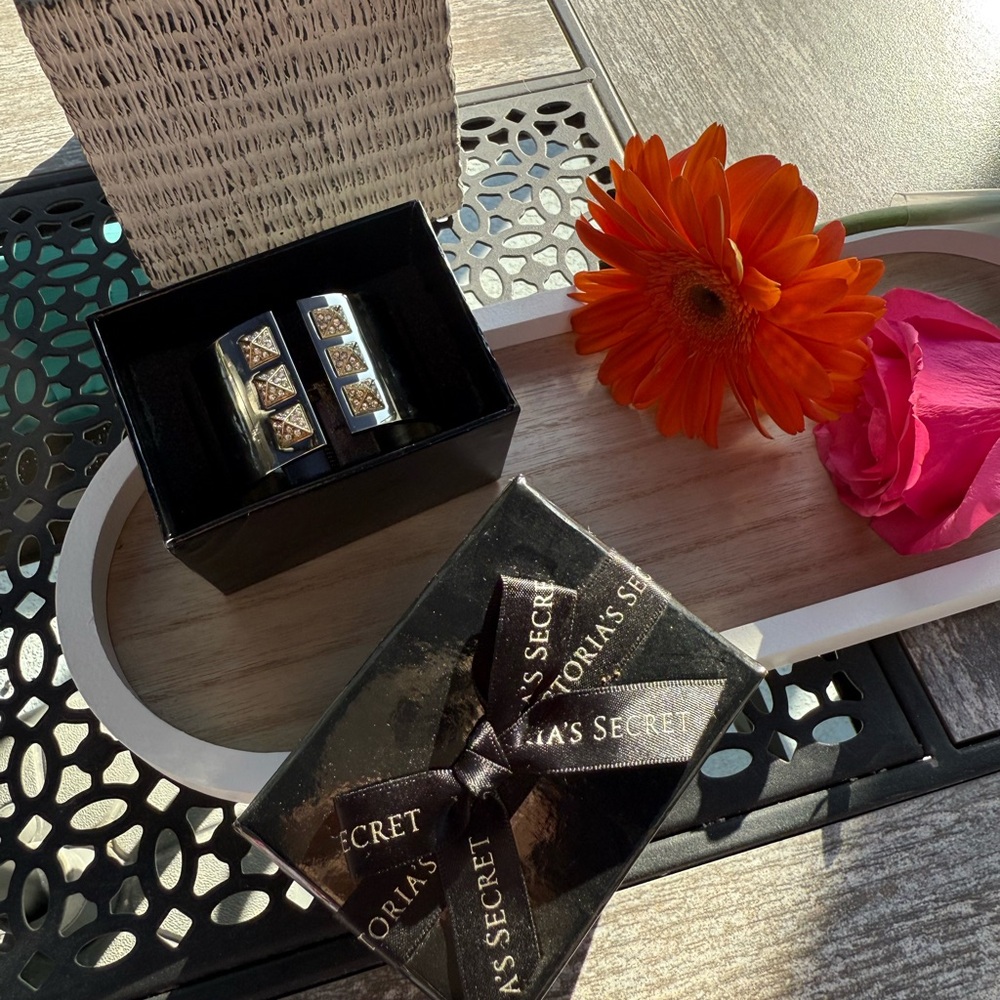 VS Gold Stud Bangle 🤍